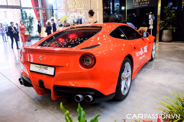 Tuy nhiên, điểm đặc biệt của chiếc Ferrari F12 Berlinetta này nằm ở hệ thống ống xả độ “hàng thửa” được làm bởi một nghệ nhân người Nhật Bản.