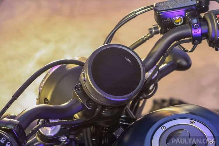 Honda Rebel 500 2020 đã được nhà sản xuất tinh chỉnh lại phần giảm xóc và yên xe nhằm mang tới cho người sử dụng cảm giác lái êm ái hơn. Người lái cũng sẽ dễ dàng kiểm soát tình trạng vận hành hơn thông qua đồng hồ báo vị trí số. Trang bị đi kèm theo xe là hệ thống phanh ABS 2 kênh với cùm phanh trước/sau đều tới từ thương hiệu Nissin.