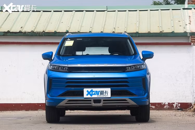 Nội thất Exeed LX là hoàn toàn mới so với Chery Tiggo 7, với hai màn hình 12.3 inch nối liền nhau, một là dành cho bảng đồng hồ và một là dành cho hệ thống thông tin giải trí.