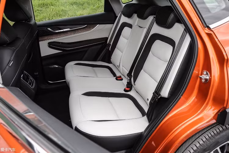 Trong đó, động cơ tăng áp 1.6L có thể coi là “thừa mạnh” đối với một chiếc SUV kích thước dài 4.533 mm, rộng 1.848 mm, cao 1.699 mm, và trục cơ sở dài 2.670 mm. Cả hai loại động cơ này đều được phát triển nội bộ bởi Chery.