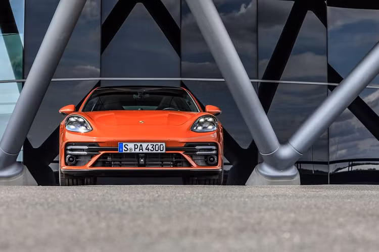 Sau khi xác lập kỷ lục mới tại trường đua Nurburgring, Porsche Panamera 2021 mới cuối cùng đã được trình làng. Thay đổi đáng chú ý là sự xuất hiện của biến thể Turbo S hoàn toàn mới, thế chỗ cho Turbo thông thường, đồng thời cải thiện về mặt hiệu suất.