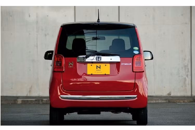 Honda N-One mới có thiết kế hình hộp quen thuộc của dòng xe kei-car (xe cỡ nhỏ dành cho đô thị của Nhật Bản). Một số đường nét thiết kế quen thuộc vẫn hiện diện trên xe như cụm đèn pha bo tròn, đường bao mái cao và thẳng, cụm đèn hậu dọc gắn vào hai bên cửa cốp với logo Honda đặt giữa.