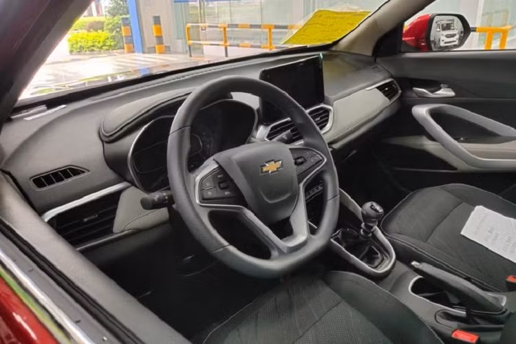 Bên ngoài, Chevrolet Groove 2020 sở hữu thiết kế đầu xe về cơ bản là giống Baojun 510, trừ lưới tản nhiệt. Ở Chevrolet Groove 2020, lưới tản nhiệt đi kèm 3 nan mạ crôm nằm ngang và logo hình chữ thập màu vàng ở giữa. Trong khi đó, thiết kế sườn xe và đuôi xe của Chevrolet Groove 2020 chẳng có gì khác so với Baojun 510. Tương tự như vậy, thiết kế nội thất của hai mẫu xe này cũng gần như giống hệt nhau, trừ logo trên vô lăng.