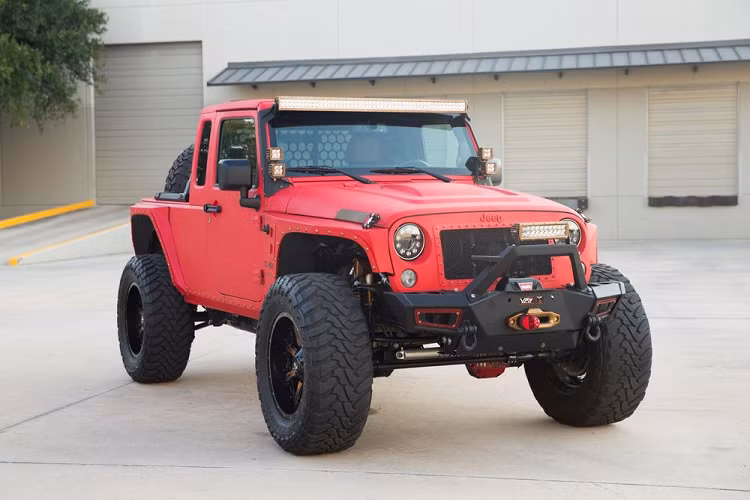 Jeep đang sẵn sàng đưa một phiên bản Wrangler trang bị V8 vào dây chuyền sản xuất, nhưng nếu bạn đang nóng lòng không thể đợi tới ngày nó xuất hiện tại đại lý, vậy thì chiếc Jeep Wrangler độ bán tải trang bị động cơ Hemi trong bài viết này có thể là lựa chọn lý tưởng ngay lúc này.