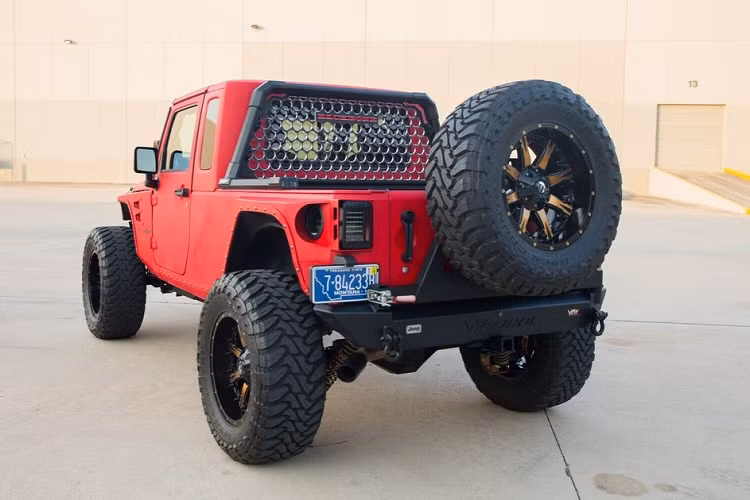 Đương nhiên, cái giá xe Jeep Wrangler đã được chuyển đổi thành bán tải và trang bị động cơ siêu nạp V8 Hemi dung tích 7.0 lít là không rẻ. Trên thực tế, chiếc xe độ độc đáo này đang yêu cầu 99.000 USD (tương đương 2,29 tỷ đồng) trên eBay