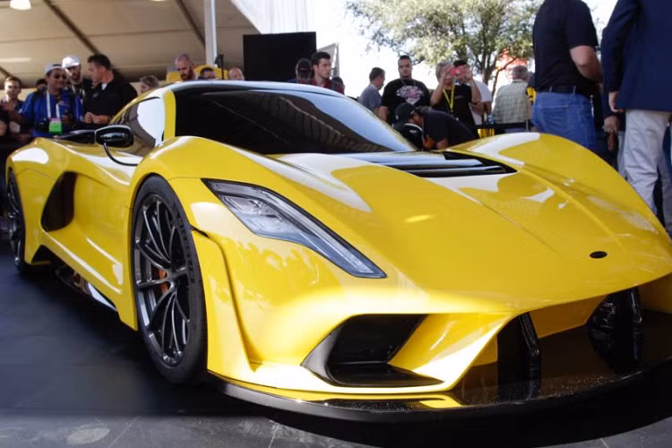 Ngoài ra, Hennessey cũng cho biết về dự định bứt phá một kỷ lục tốc độ mới trên Venom F5 có thể sắp diễn ra nhằm lật đổ ngôi vương của Koenigsegg Agera RS từng được ghi nhận ở vận tốc 447,2 km/h hồi năm 2017. "Hennessey Venom F5 được thiết kế để trở thành một biểu tượng toàn diện trên đường đua và cạnh tranh với những chiếc hypercar vĩ đại nhất từ trước tới nay trên thế giới", nhà sản xuất Hennessey chia sẻ.