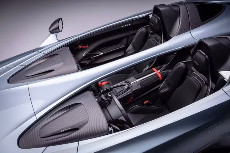 Sức mạnh của Aston Martin V12 Speedster đến từ khối động cơ V12, dung tích 5.2 lít, sản sinh công suất tối đa 700 mã lực và mô-men xoắn cực đại 753 Nm. Đi kèm với khối động cơ mạnh mẽ này là hộp số tự động ZF 8 cấp cùng vi sai chống trượt ở cầu sau. Siêu xe Aston Martin V12 Speedster được đại gia Hồng Kông đặt mua đến hai chiếc có khả năng tăng tốc từ vị trí xuất phát lên 100 km/h chỉ trong thời gian 3,5 giây trước khi đạt vận tốc tối đa 300 km/h.