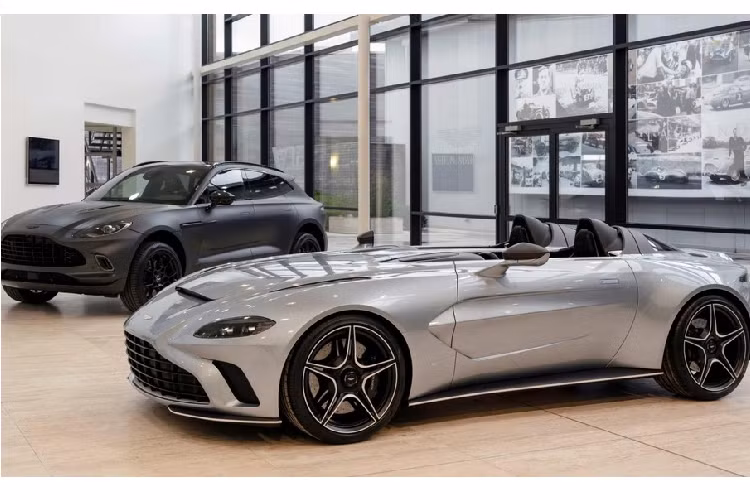 Thời gian giao hàng dự kiến siêu xe Aston Martin V12 Speedster cho các đại gia ở Hồng Kông dự kiến diễn ra vào năm 2021. Hiện chưa rõ số tiền mà giới triệu phú ở Hương Cảng chi ra để sở hữu Aston Martin V12 Speedster, chỉ biết rằng giá xe Aston Martin V12 Speedster bản tiêu chuẩn là 765.000 Bảng Anh (tương đương khoảng 23 tỷ đồng).