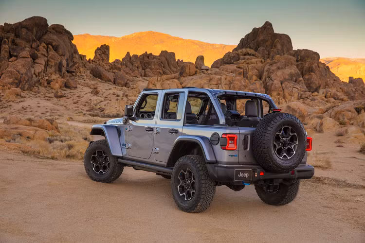 Về trang bị, cả hai phiên bản của Wrangler 4xe sẽ có hệ dẫn động bốn bánh Select-Trac 4WD tiêu chuẩn, cầu cứng của hãng Dana, hộp số phụ 2 cấp và bộ vi sai hạn chế trượt.