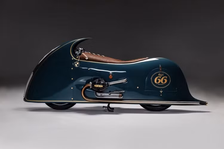 Đây là một sản phẩm của Dirk Oehlerking (thuộc Kingston Customs) và nó có tên Good Ghost. Chiếc xe môtô BMW R100 RS 1980 đặc biệt cũng chính là một phần trong series Phantom của Oehlerking, hai thành viên còn lại là White và Black Phantom.