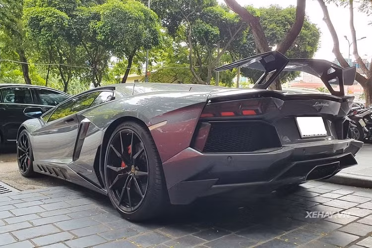 Vị trí này thuộc này thuộc về gói độ của Novitec Torado, các nâng cấp bao gồm phần cản trước, gương chiếu hậu, viền hốc gió trước, vây cá, ốp sườn, bộ khuếch tán, lưới tản nhiệt sau...làm bằng sợi carbon. Đặc biệt, cánh gió sau cỡ lớn bằng carbon của Novitec càng giúp Aventador khí động học và mạnh mẽ hơn,