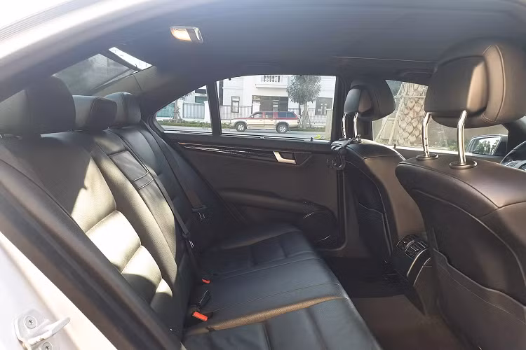 Là dòng xe sang, Mercedes-Benz đã mang những vật liệu cao cấp lên C300 AMG, thiết kế hài hoà đơn giản và định hình nó bằng một phong cách thể thao khó lẫn vào đâu. Đặc biệt, đây là đời cuối của xe “Mẹc” mang nội thất kiểu truyền thống với đồng hồ analog, nhiều nút bấm, màn hình nhỏ,… trước khi hãng xe Đức bước sang “kỹ nguyên số” như ngày nay với màn hình cỡ lớn.