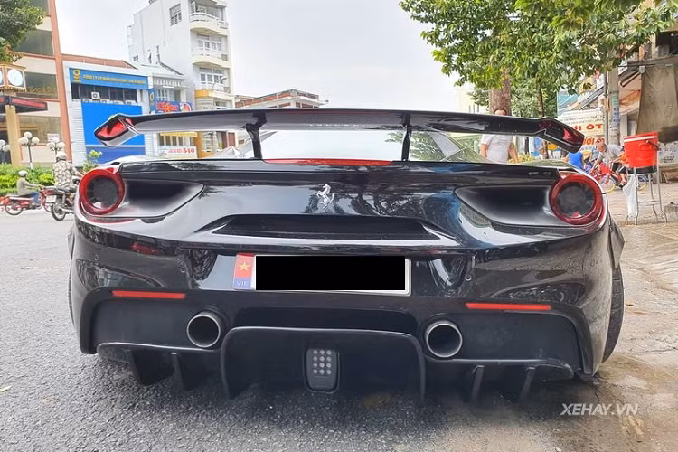 "Trái tim" của Ferrari 488 GTB là cỗ máy tăng áp kép V8 3.9 lít sản sinh công suất 661 mã lực và mô men xoắn cực đại đạt 760 Nm, kết hợp với hộp số Getrag 7 cấp ly hợp kép, "ngựa chồm" có thể tăng tốc từ 0-100 km/h trong vòng 3 giây, trước khi đạt tốc độ tối đa 330 km/h.