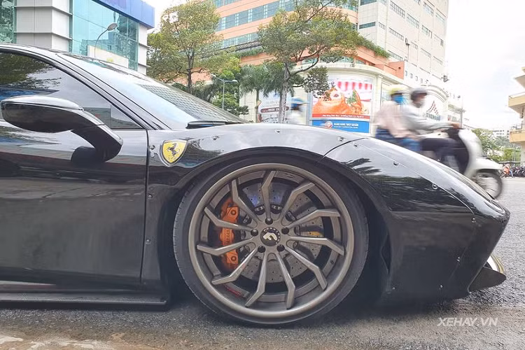 Nếu độ đủ theo Liberty Walk, siêu xe Ý sẽ có cánh gió đuôi kiểu ducktail, nhưng chủ xe đã thay thế chi tiết này bằng cánh gió của gói nâng cấp Novitec Torado. Ferrari 488 GTB này còn được trang bị vành Forgiato đi kèm hệ thống phanh carbon ceramic và kẹp phanh Brembo Ferrari sơn màu cam đồng, nổi bật trên nền đen toàn bộ của xe. Ngoài ra, hệ thống treo khí nén của AirRex, với khả năng nâng/hạ gầm cũng được nâng cấp.