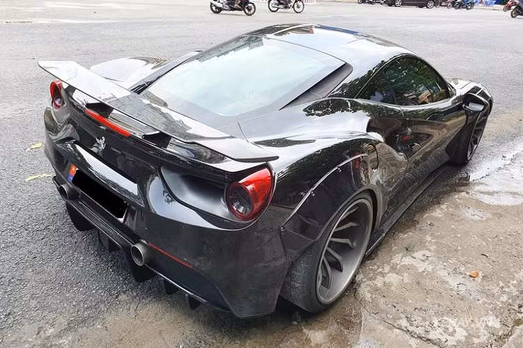 Xe được nâng cấp với gói độ thân rộng của Liberty Walk, bao gồm các miếng ốp giúp mở rộng chiều ngang xe, được bắt vào thân xe bằng đinh tán - phong cách đặc trưng của Liberty Walk - nhưng đã được đi kèm phần viền cao su để bảo vệ thân xe.