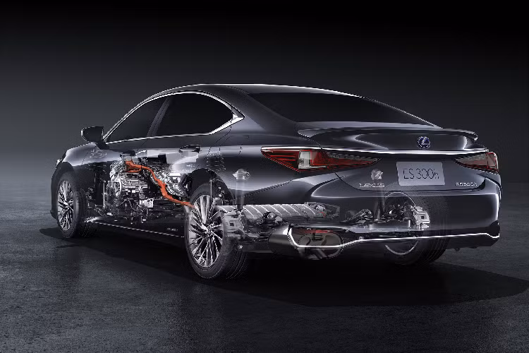 Phần đầu xe sang Lexus ES300h 2020 nổi bật với lưới tản nhiệt tạo hình con suốt đặc trưng “L-Finesse” của thương hiệu Lexus đầy tinh tế. Viền lưới tản nhiệt mới trên ES300h được mạ crôm sáng bóng, và các nan mảnh mai mang đến một hình dáng thống nhất hoàn hảo. Logo Lexus màu xanh hết sức đặc trưng cho dòng xe Hybrid, nhưng điều đặc biệt ẩn chứa bên trong Logo Lexus đó là hệ thống radar quét khoảng cách để giúp chiếc xe tránh va chạm
