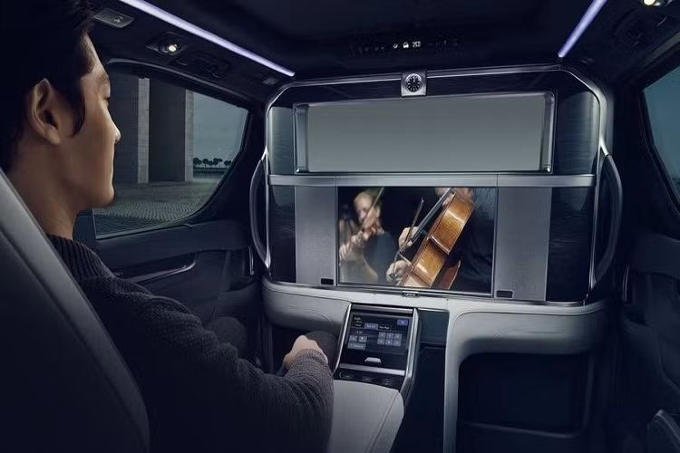 Nếu như "người anh em" Alphard thường bị chê là có phần đuôi khá tẻ nhạt hay thậm chí là đơn điệu thì khi nhìn qua Lexus LM, quan điểm này sẽ hoàn toàn biến mất. Cụm đèn hậu của Lexus LM được làm hình chữ U cực kỳ độc đáo, kết hợp với đó còn là dải chrome sáng với thiết kế tương đồng cho cảm giác như một chiếc gương phản chiếu lại cụm đèn hậu.