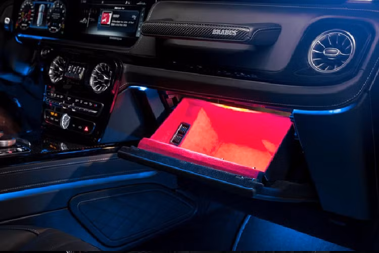 Màn hình thông tin giải trí của Mercedes và cụm đồng hồ số giữ nguyên không đổi.