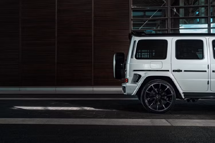 Cùng nhãn nhiệu Brabus cỡ lớn gắn trên lưới tản nhiệt, các chi tiết carbon đồ sộ trên nắp capô Brabus 700 Widestar hàng khủng này là điểm nhấn không thể bỏ qua.