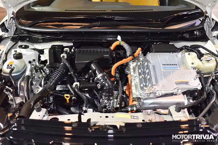 Phiên bản Nissan Kicks tại thị trường Nhật cũng sẽ được trang bị động cơ 3 xy lanh HR12DE 1.2L tương tự tại Thái (e-Power). Chiếc xe sẽ cho công suất 79 mã lực tại vòng tua 5.400 vòng/phút và 103 Nm tại 4.400 vòng/phút. Công suất tối đa khi kết hợp với mô tơ điện là 129 mã lực và mô-men xoắn cực đại là 260Nm. Công nghệ này sẽ giúp Nissan Kicks 2021 hoạt động như một chiếc xe điện thực thụ nhưng có thể tự sạc điện bằng động cơ xăng.