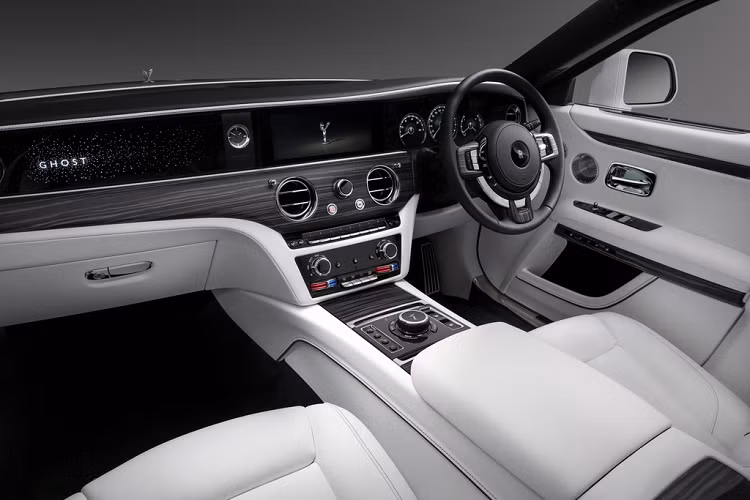 Thiết kế nội thất của Rolls-Royce Ghost 2021 đi theo phong cách tối giản, với một số chi tiết trên bảng điều khiển trung tâm được lược bỏ. Bề mặt táp-lô phẳng và liền mạch hơn.