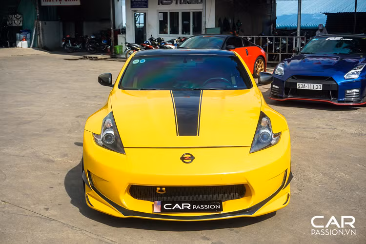 So với 350Z, xe thể thao Nissan 370Z có kích thước khác một chút với chiều dài cơ sở ngắn hơn 100mm, chiều rộng tăng 33mm và chiều cao được giảm xuống khoảng 7.6mm. Chiếc xe được chế tạo với các vật liệu nhẹ hơn với kích thước nhỏ hơn so với 350Z giúp giảm khối lượng tổng thể của chiếc 370Z.