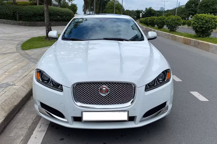 Giá bán Jaguar XF 2015 trong bài viết này khoảng 1,3 tỷ đồng, nó được xem là một lựa chọn dành cho những khách hàng cá tính, “chịu chơi” đang muốn trải nghiệm sedan hạng sang của Anh. Sẵn sàng “bỏ qua” các lựa chọn sedan hạng sang cỡ trung đã qua sử dụng của Đức và Nhật trong tầm giá.