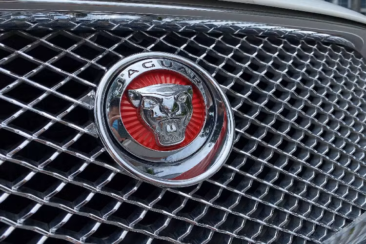 Chiếc Jaguar XF đời 2015 này thuộc phiên bản Premium Luxury Sport, tại thời điểm năm tháng 8/2015 xe có giá lăn bánh hơn 3 tỷ đồng. Nhưng sau 5 năm sử dụng, mẫu xe này được chào bán với giá 1,345 tỷ đồng, tức giảm một nửa giá trị. Mức giá bán lại chỉ ngang ngửa với “đập hộp” một chiếc sedan hạng D như Honda Accord 2020. Tại thời điểm năm 2015, Jaguar XF được phân phối chính hãng có giá từ 2,9 – 3,3 tỷ đồng.