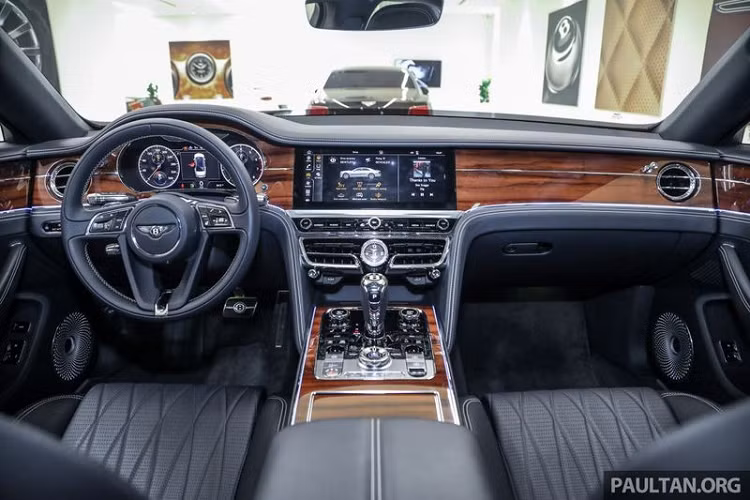 Ngoài ra, có nhiều quan điểm cho rằng Continental Flying Spur thế hệ mới đã vay mượn khá nhiều chi tiết từ người anh em Continental GT (đã được tinh chỉnh để phù hợp hơn với chiếc sedan 4 cửa). Từ đó, quả thực mà nói, Bentley Continental Flying Spur có thể thu hút mọi ánh nhìn và sự quan tâm của mọi người ngay từ lần gặp đầu tiên.