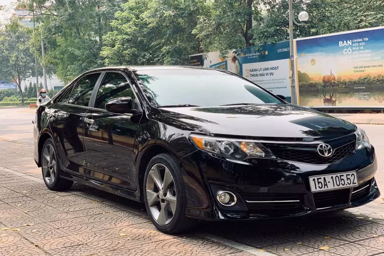 Bên cạnh đó là cân bằng điện tử VSC, kiểm soát lực kéo TRAC, kiểm soát áp suất lốp, cảnh báo điểm mù, cảnh báo dòng xe vượt phía sau.