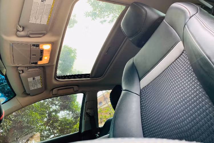 Camry được Toyota trang bị hàng loạt công nghệ an toàn như: kiểm soát hành trình, camera lùi, 10 túi khí, chống bó cứng phanh ABS, phân bổ lực phanh điện tử EBD, hỗ trợ phanh khẩn cấp BA.