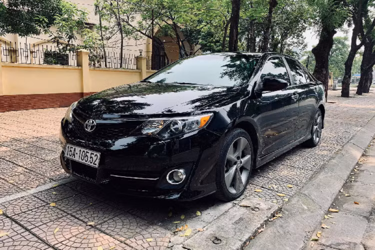 Tại Mỹ, giá xe Toyota Camry bản XLE 2012 khoảng 26.300 USD cho bản động cơ 2.5, trong khi đó Camry bản SE đề cập trong bài viết này có giá khoảng 24.000 USD, tuy nhiên khi được đưa về Việt Nam xe có giá lên tới gần 2 tỉ đồng. Sau 5 năm sử dụng, hiện chiếc xe này rao bán với giá 1,2 tỉ đồng.