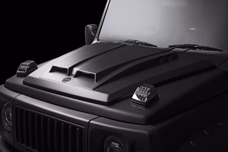 Suzuki Jimny Black Bison vẫn sử dụng khung gầm rời body on frame và 2 cầu cứng cùng hệ thống treo thanh xoắn đâm chất SUV off-road. Cung cấp sức mạnh cho xe là động cơ khiêm tốn 4 cyl 1.5L công suất 101 mã lực, kết hợp với số sàn 5 cấp hoặc số tự động 4 cấp.