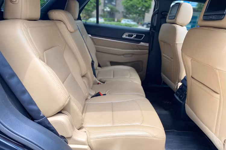 Tại Việt Nam, hiện Ford Explorer nhập khẩu trực tiếp từ Mỹ với duy nhất một phiên bản “Limited” sử dụng động cơ xăng 4cyl thẳng hàng dung tích 2.3L tăng áp Ecoboost cho công suất tối đa 273 mã lực tại 5.600 vòng/phút và mô-men xoắn cực đại 420Nm có được từ 4.000 vòng/phút. Sử dụng kết hợp với hộp số tự động 6 cấp SelectShift đi cùng với hệ dẫn động bốn bánh 4WD có khóa vi sai trung tâm điều khiển điện tử.