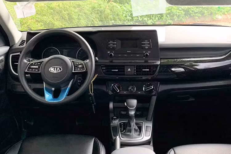 Với mức giá chưa đến 600 triệu, Kia Seltos bản Deluxe được kỳ vọng sẽ là lựa chọn cho người dùng thực dụng không cần nhiều trang bị. Tuy nhiên, những hình ảnh thực tế của xe gây thất vọng với nhiều người. Mặc đù được định vị ở phân khúc crossover cỡ nhỏ hạng B, nhưng diện mạo của Kia Seltos khá nam tính, thiết kế góc cạnh cứng cáp như phong cách xe SUV. Phần đầu Kia Seltos nổi bật với cụm lưới tản nhiệt hình “mũi hổ” đặc trưng của thương hiệu Kia, nối liền mạch với cụm đèn pha.