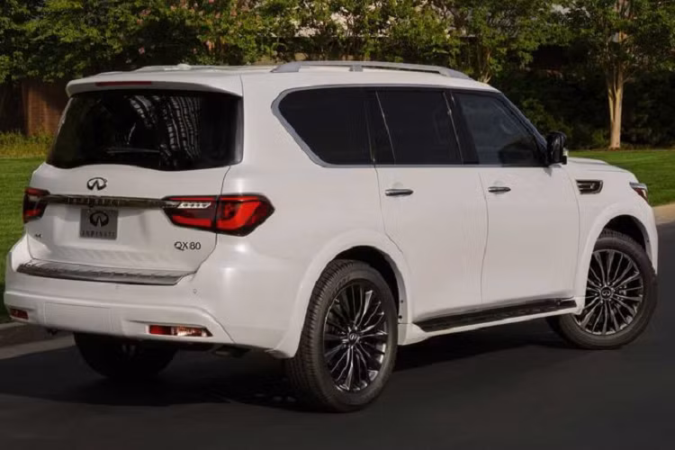 Không có thay đổi ở hệ truyền động, Infiniti QX80 2021 tiếp tục sử dụng động cơ V8 5.6L sản sinh công suất 400 mã lực và mô-men xoắn cực đại 560Nm, kết hợp với hộp số tự động 7 cấp và hệ dẫn động cầu sau hoặc dẫn động 4 bánh toàn thời gian.