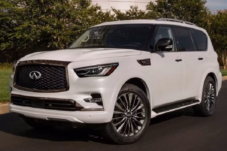 Đáng chú ý, tất cả các phiên bản của Infiniti QX80 2021 mới đều được trang bị hệ thống camera Gương chiếu hậu thông minh mới nhất với màn hình 9,6 inch có độ nét cao hơn. Camera phía sau cung cấp cho người lái một dải nhìn rộng hơn theo cả chiều ngang và chiều dọc.