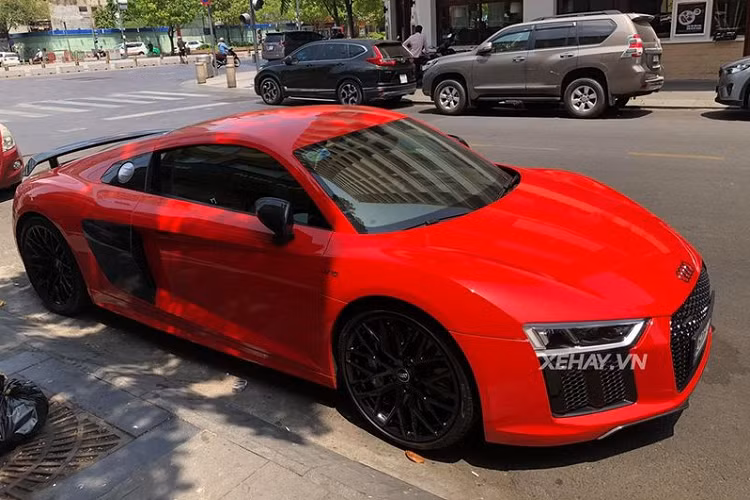 Nổi bật ngay từ màu sơn đỏ tươi, chiếc siêu xe Audi R8 V10 Plus này luôn là tâm điểm gây chú ý mỗi lần xuất hiện trên phố, siêu xe mang phong cách thể thao đầy cuốn hút.