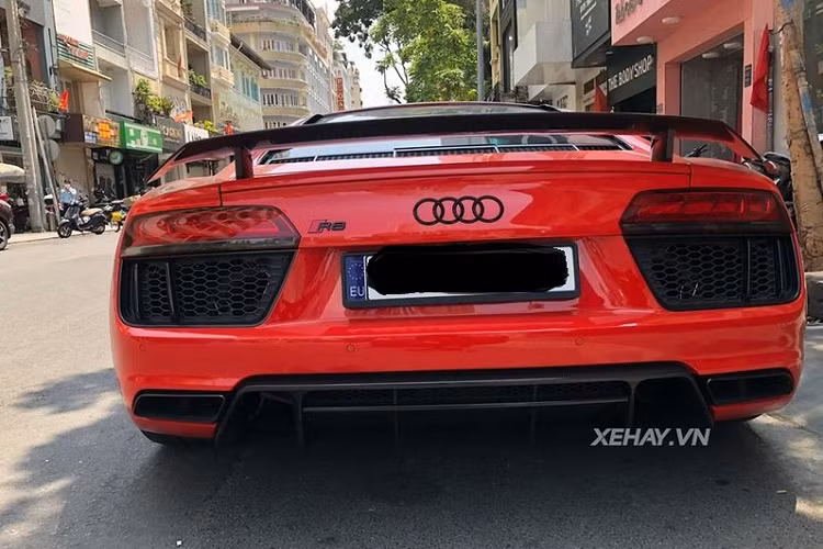Phía sau xe gây ấn tượng với những đường nét mạnh mẽ, cánh gió sợi carbon cùng những khe khuếch tán bên dưới cản sau.