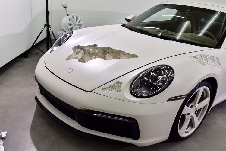 Thực ra, đây không phải lần đầu chiếc Porsche 911 Carrera 4S mới này được trưng bày trước công chúng, trước đó, xe đã từng có mặt tại Trung tâm mua sắm Selfridges ở London vào cuối năm 2019. Chiếc xe cũng từng được thực hiện một bộ ảnh cận cảnh vào đầu tháng này bởi Autohome.