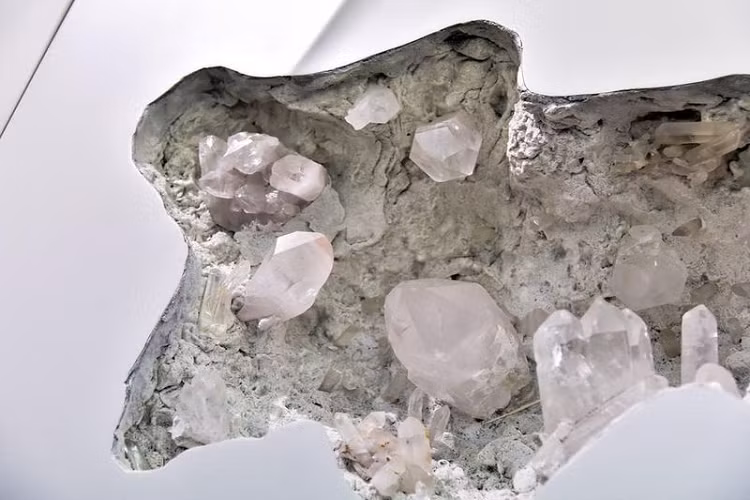 Để tăng sức hấp dẫn cho ngoại thất, Daniel Arsham đã sử dụng cách trang trí rất kỳ lạ, đó là dùng pha lê đắp lên một vài khu vực của các tấm thân xe, và đặc biệt hơn là Arsham đã hoàn thiện chúng với kỹ thuật ăn mòn pha lê. Phần còn lại của chiếc xe được sơn trắng muốt.