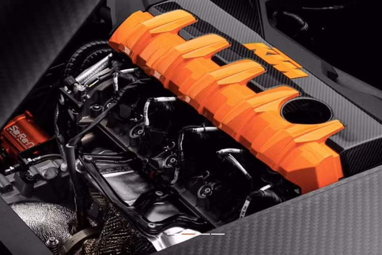 Cụ thể, chiếc KTM X-Bow GTX chỉ nặng 1.048 kg, một con số khá ấn tượng với một mẫu xe đua bốn bánh. Cung cấp sức mạnh cho xe là là khối động cơ 5 xylanh 2.5L do Audi Sport sản xuất, mang đến sức mạnh 523 mã lực và mômen xoắn cực đại 650 Nm. Đi kèm với động cơ này là hộp số 6 cấp Holinger MF với bộ ly hợp chuẩn đua, trục truyền động mới và bộ vi sai chống trượt.