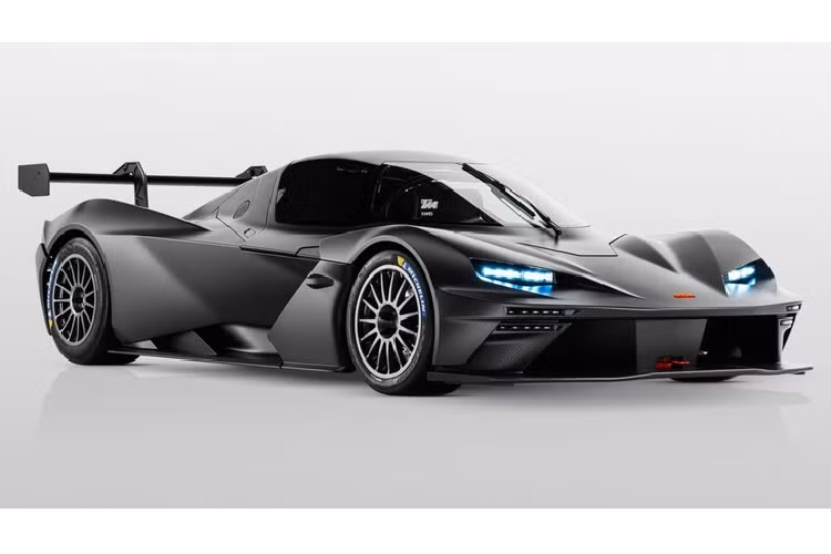 Các trang bị đáng chú ý khác trên KTM X-Bow còn có thể kể đến giảm chấn Sachs, bộ phanh đĩa 378mm cùng kẹp phanh 6 pít-tông ở trước và đĩa 355mm kèm kẹp phanh 4 pít-tông ở phía sau. Về ngoại hình, KTM X-Bow GTX thừa hưởng thiết kế mui xe dạng kính lái máy bay chiến đấu nhưng đã được cải tiến với khung bằng sợi carbon giúp tăng vẻ cứng cáp.