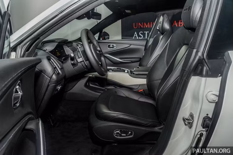 Về thiết kế tổng thể, Aston Martin DBX mang trong mình ADN phong cách đậm chất Aston Martin với những nếp gấp mềm mại và bộ lưới tản nhiệt hình "miệng cá" quen thuộc. Là một siêu xe thể thao trên nền tảng của một mẫu crossover, do đó DBX sở hữu một thiết kế mang đầy tính khí động học.