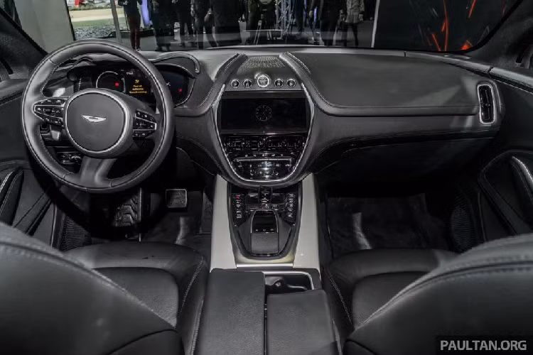 Dựa trên hình ảnh, chiếc Aston Martin DBX tại Việt Nam sở hữu nước sơn ngoại thất màu trắng tinh khôi. Trên thực tế, đây là gam màu được rất nhiều đại gia Việt lựa chọn trên các mẫu xe của mình bởi sự đơn giản, hiện đại và trang nhã của gam màu này mang lại. Ngoài ra, các thông tin liên quan tới trang bị của xe vẫn còn là một ẩn số.
