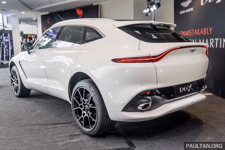 "Trái tim" của DBX là khối động cơ AMG V8 4.0L tăng áp kép, cho ra công suất tối đa 550 mã lực và 700 Nm mô-men xoắn cực đại. Những thông số này về cơ bản khá tương đồng với những "người anh em" như Vantage hay DB11 V8. Siêu phẩm mới chỉ mất 4,5 giây để tăng tốc từ 0-100km/h trước khi đạt vận tốc tối đa 291km/h.