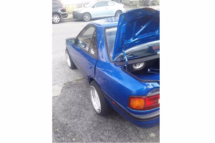 Vậy tại sao chiếc Mazda Protege giá rẻ này lại đặc biệt hơn thường? Về cơ bản, Protege là một chiếc sedan 4 cửa, trong khi chiếc xe ở đây lại chỉ có 2 cửa mà thôi. Không chỉ vậy, nó còn được cắt ngắn đến mức không tưởng và giờ đây có sở hữu một trục cơ sở chỉ dài cỡ 1,2 – 1,5 mét.