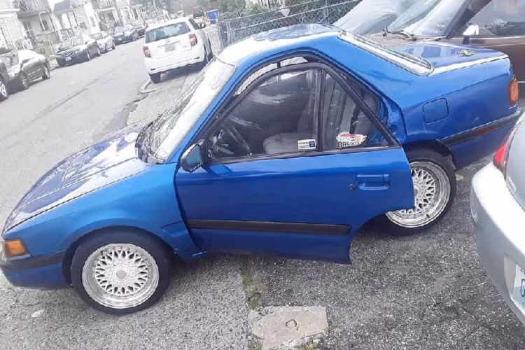  Mazda Protégé tí hon (còn được tiếp thị với tên Familia và 323 ở một số thị trường) không hề là mẫu xe thú vị nhất từng được chế tạo bởi thương hiệu Nhật Bản nhưng chiếc xe cụ thể ở đây, mới được chia sẻ lên diễn đàn Reddit, lại mang tới niềm vui tận hưởng lái xe hơn đại đa số. Cụ thể hơn, chiếc Protege độ này có được chào bán trên Facebook Marketplace. Nó hiện đang cư trú ở Cumberland, Rhode Island, Mỹ và đã được cháo bán suốt 10 tháng qua nhưng chưa tìm được người mua.