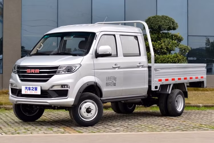 Giá xe SRM T30S/T32S chính là ưu điểm mạnh, khi có mức khởi điểm chỉ 48.800 nhân dân tệ (khoảng 162 triệu đồng) và dao động tới 51.800 nhân dân tệ (khoảng 172 triệu đồng). Đó là một cái giá “rất bèo” kể cả ở thị trường Trung Quốc, và trong phân khúc tương đương.