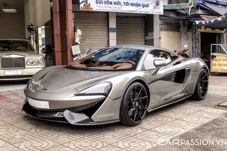 McLaren 570S dau tien tai Viet Nam tai xuat tren pho Sai Gon